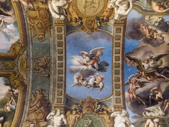 Allegorie der Sonne, Fresko des Gewölbes der Galerie dorée, von François Perrier (1594-1649), 1645. Banque de France. Hotel de Toulouse, ehemaliges Hotel de la Villiere, Paris